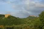 Vista del Castello di Potentino sullo sfondo Seggiano (15kb)